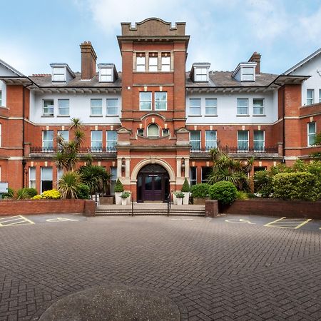 Holiday Inn Farnborough By Ihg Экстерьер фото