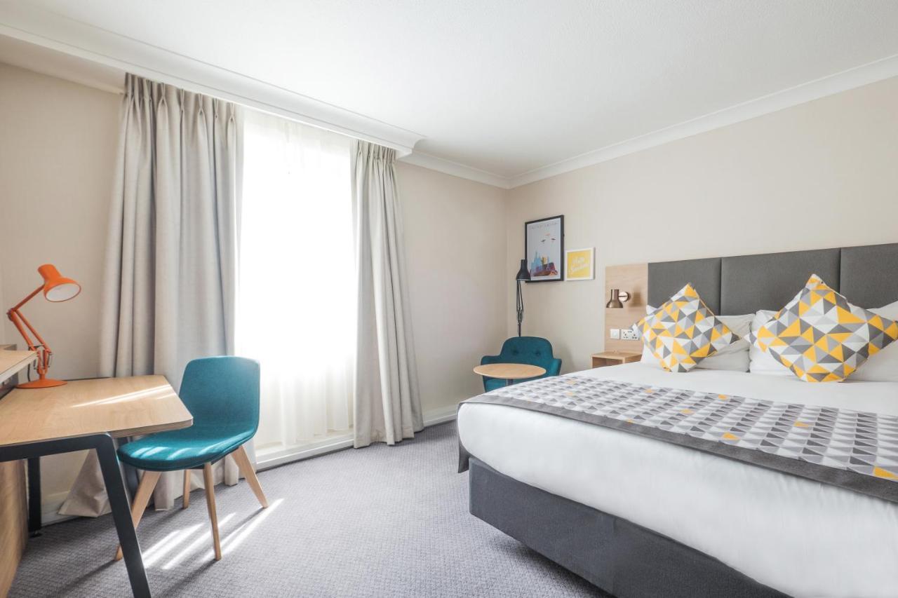 Holiday Inn Farnborough By Ihg Экстерьер фото