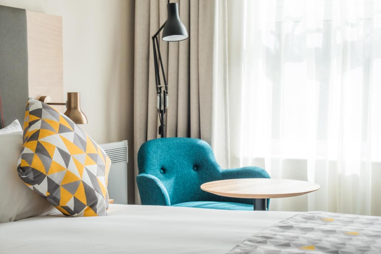 Holiday Inn Farnborough By Ihg Экстерьер фото