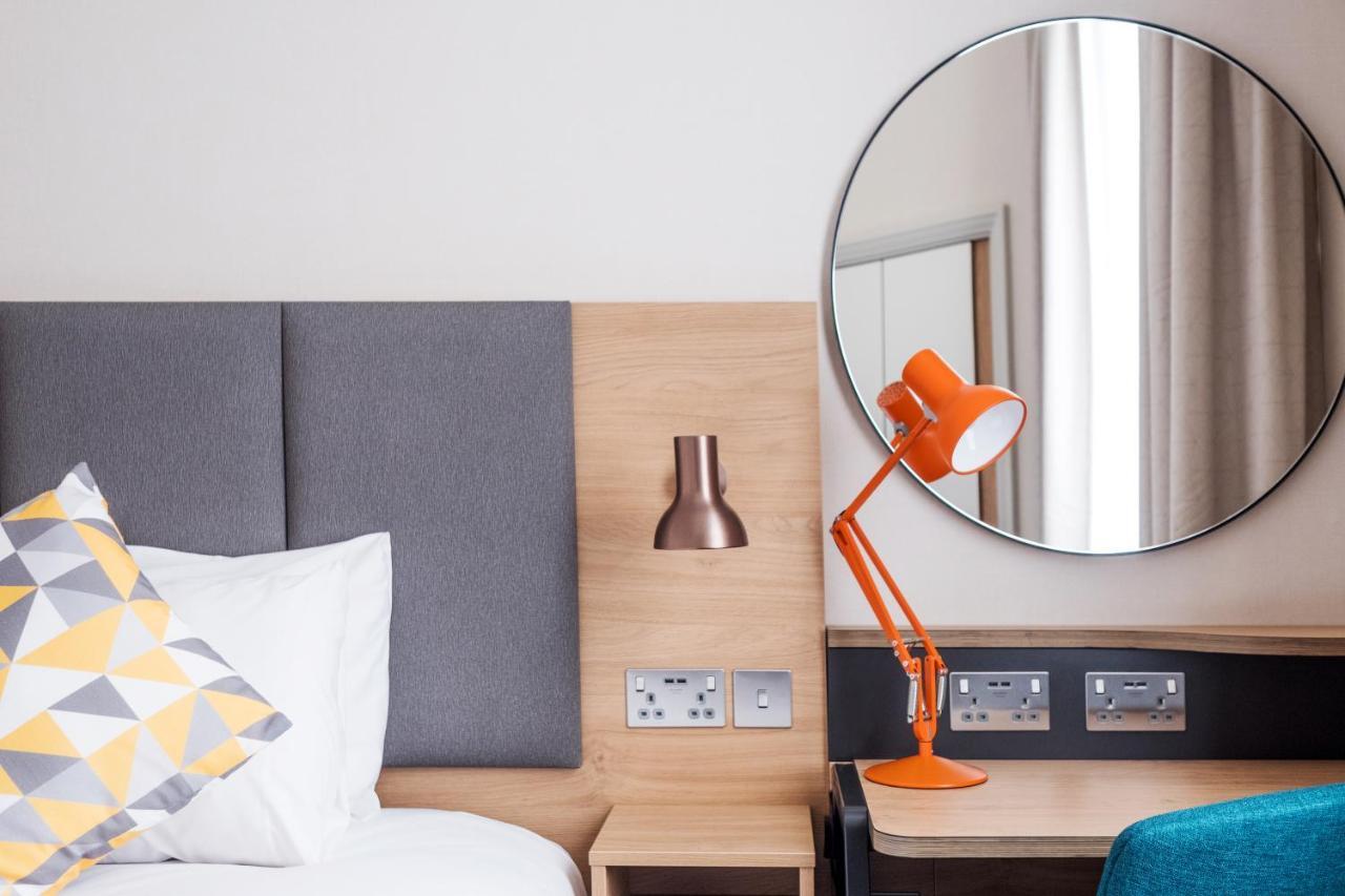 Holiday Inn Farnborough By Ihg Экстерьер фото
