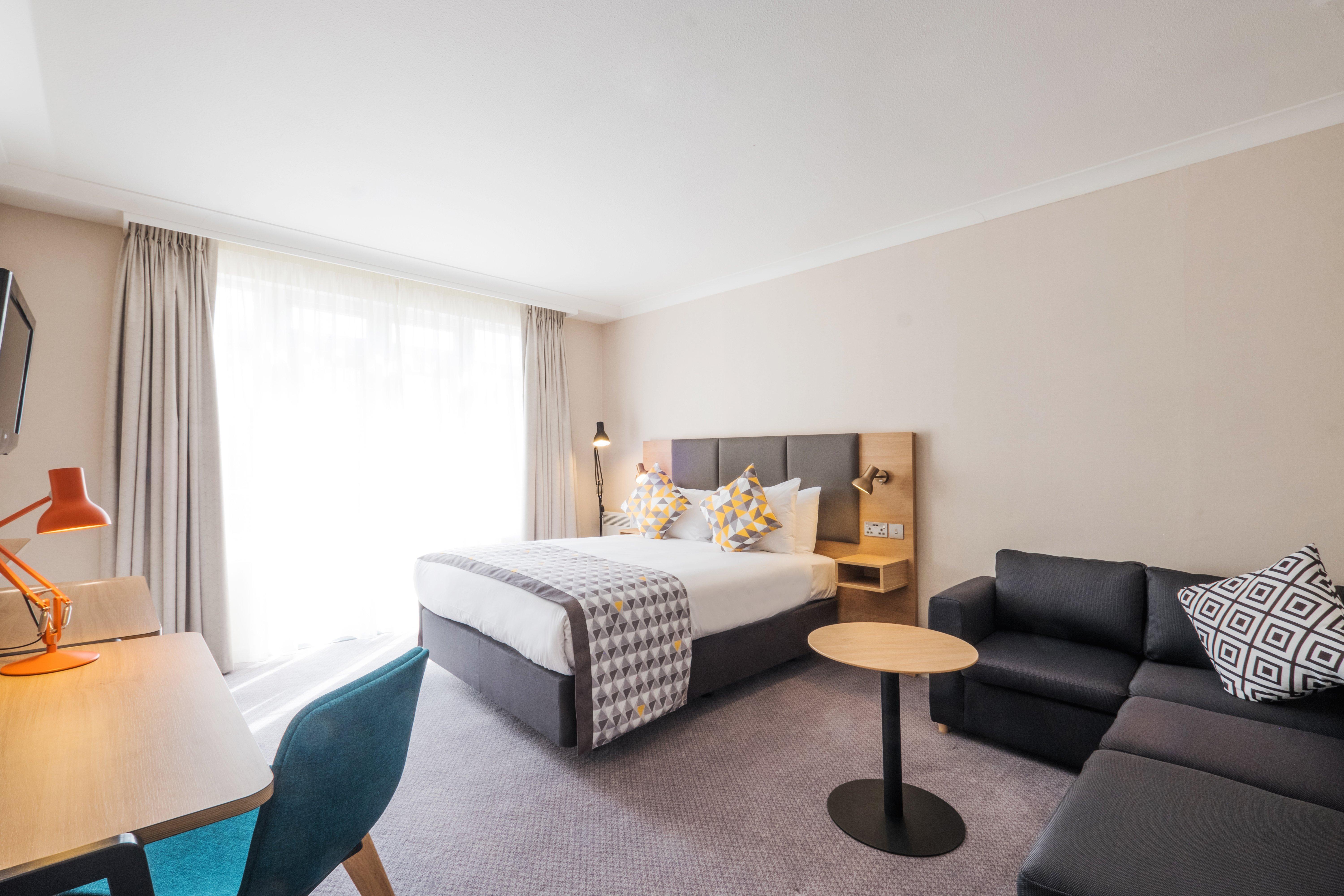 Holiday Inn Farnborough By Ihg Экстерьер фото