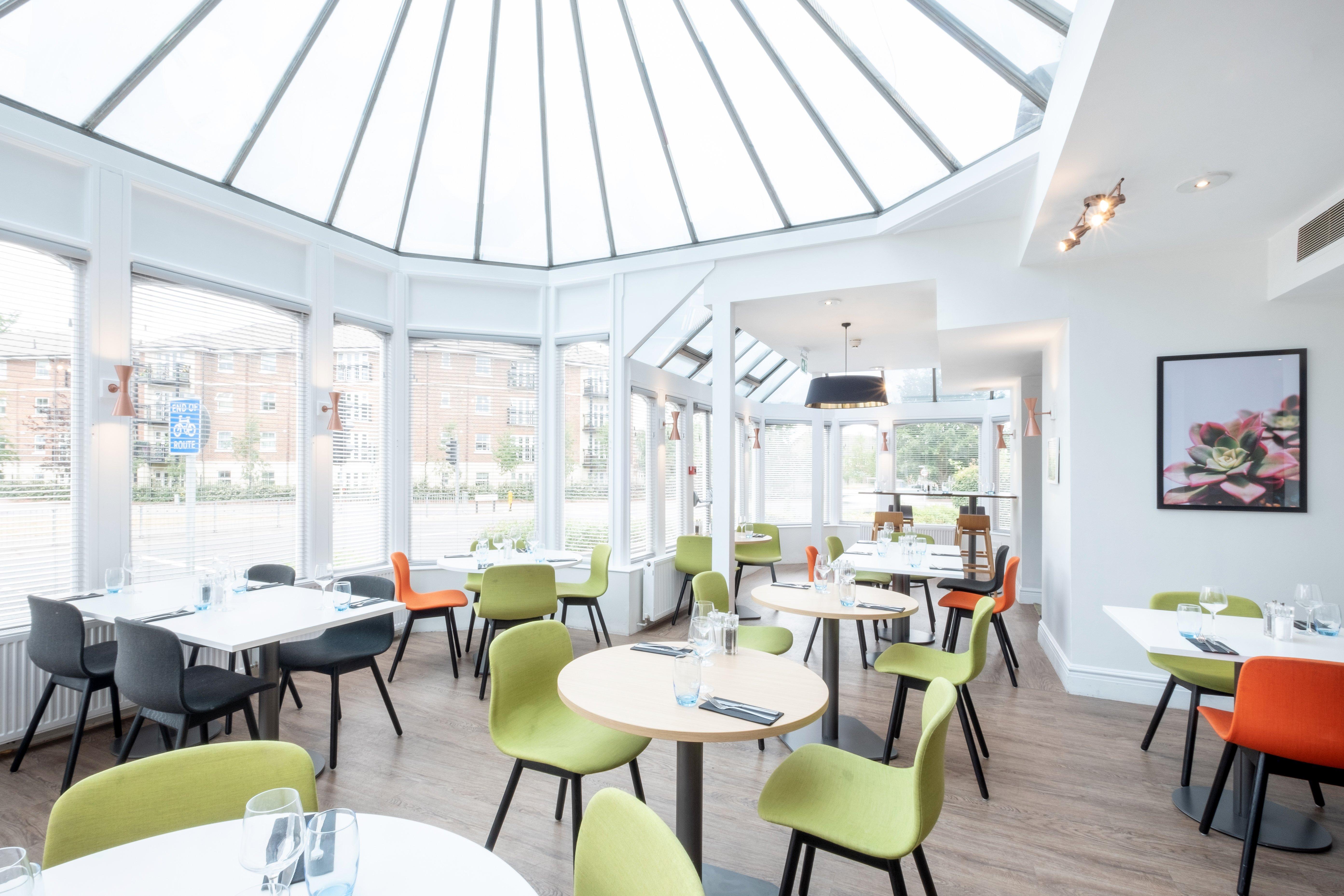 Holiday Inn Farnborough By Ihg Экстерьер фото