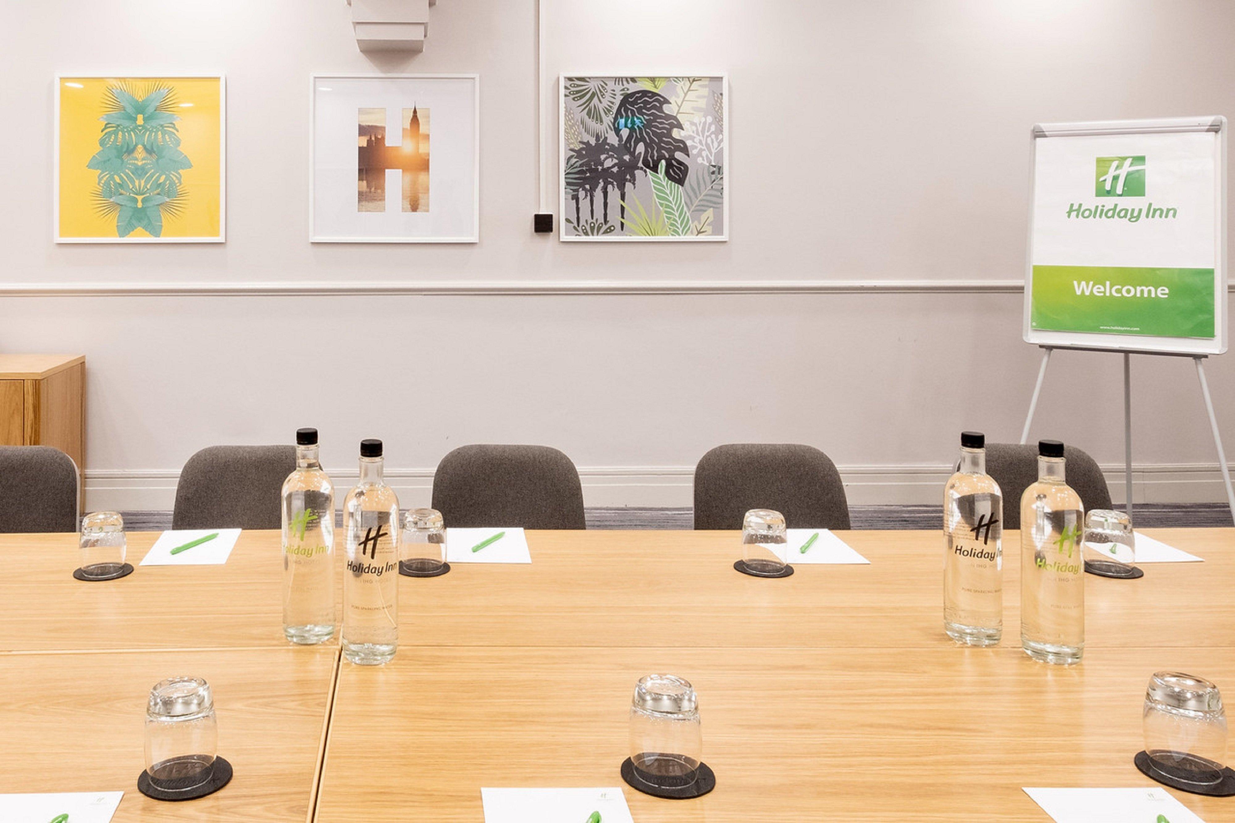 Holiday Inn Farnborough By Ihg Экстерьер фото