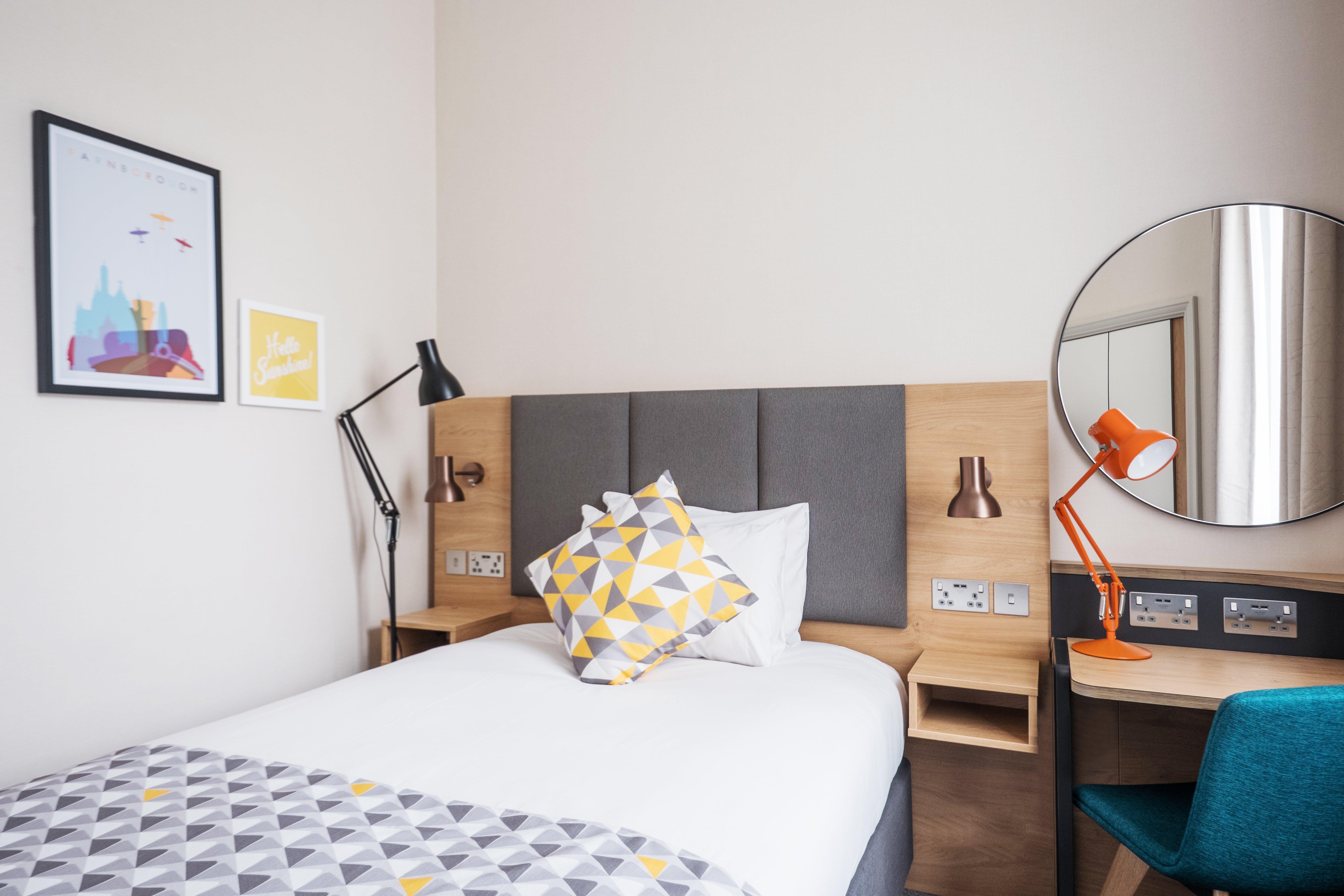 Holiday Inn Farnborough By Ihg Экстерьер фото