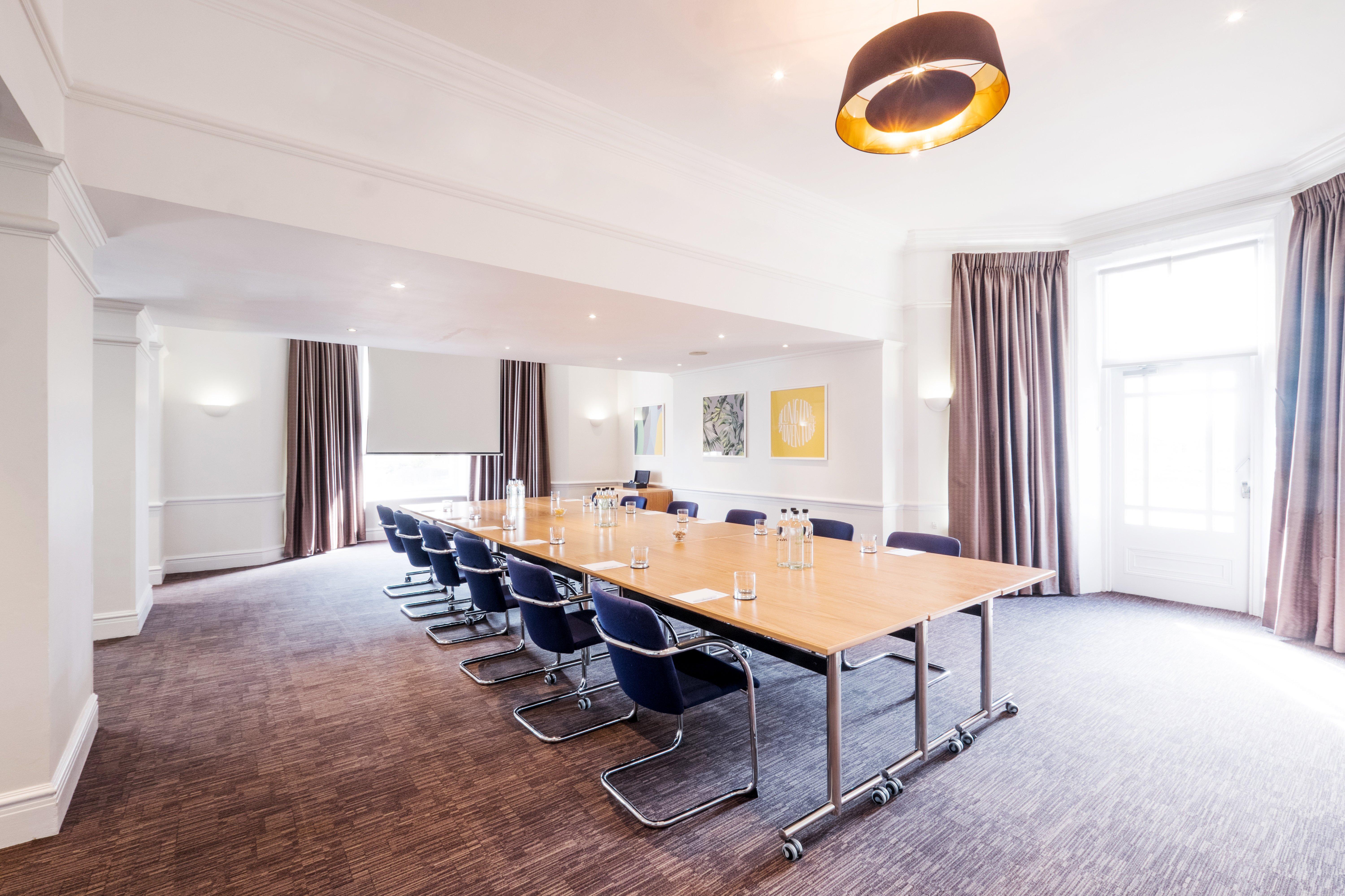 Holiday Inn Farnborough By Ihg Экстерьер фото