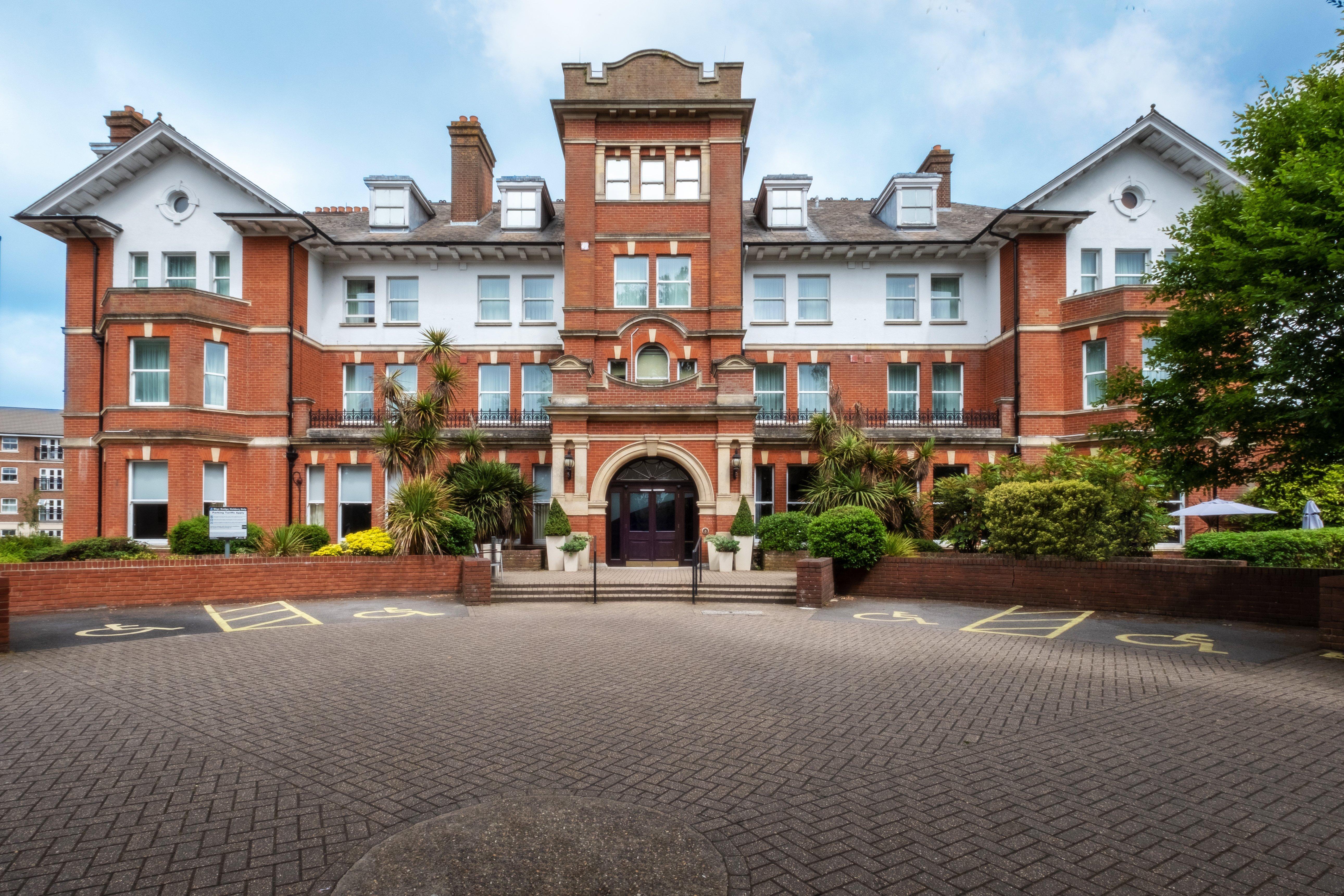 Holiday Inn Farnborough By Ihg Экстерьер фото