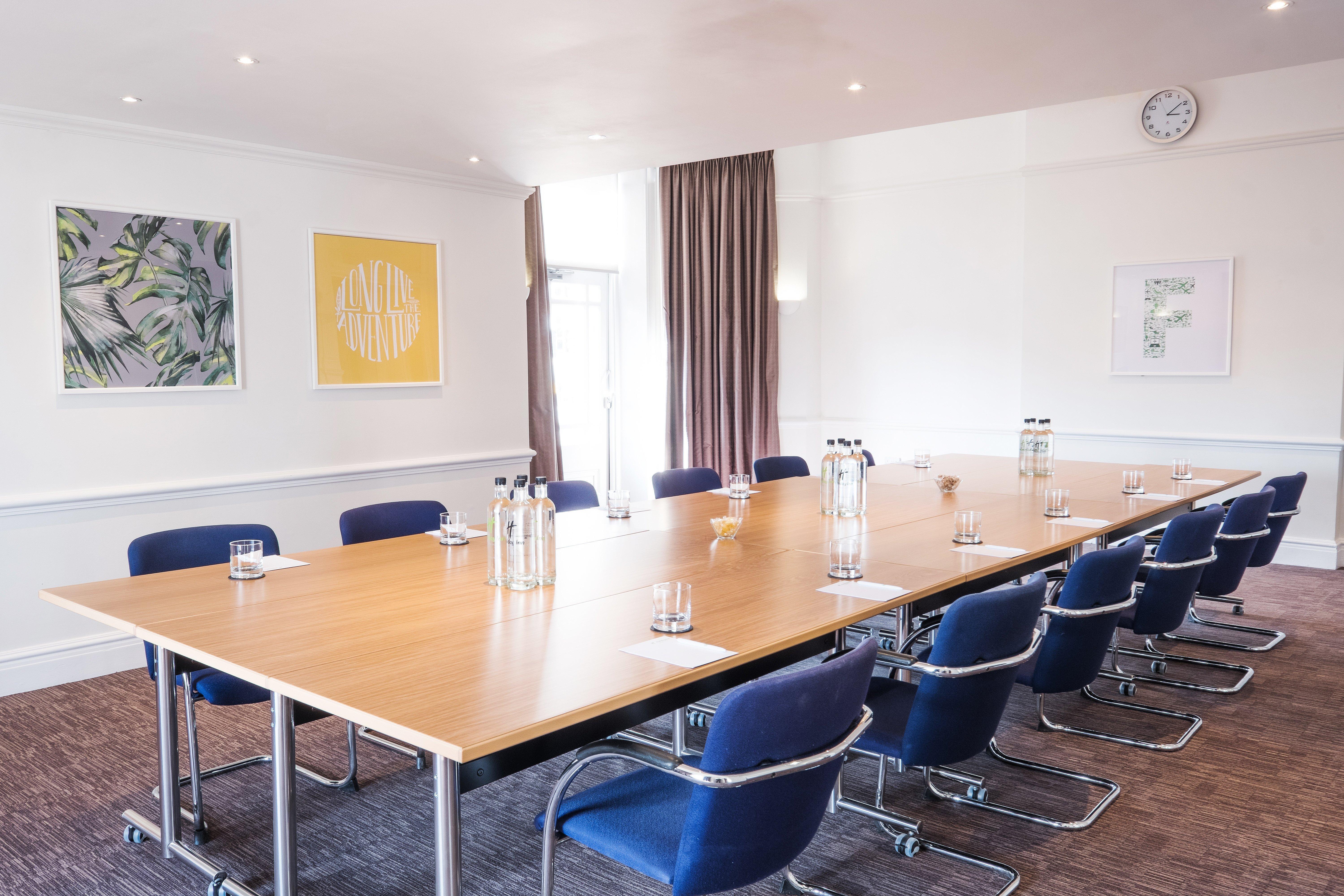 Holiday Inn Farnborough By Ihg Экстерьер фото
