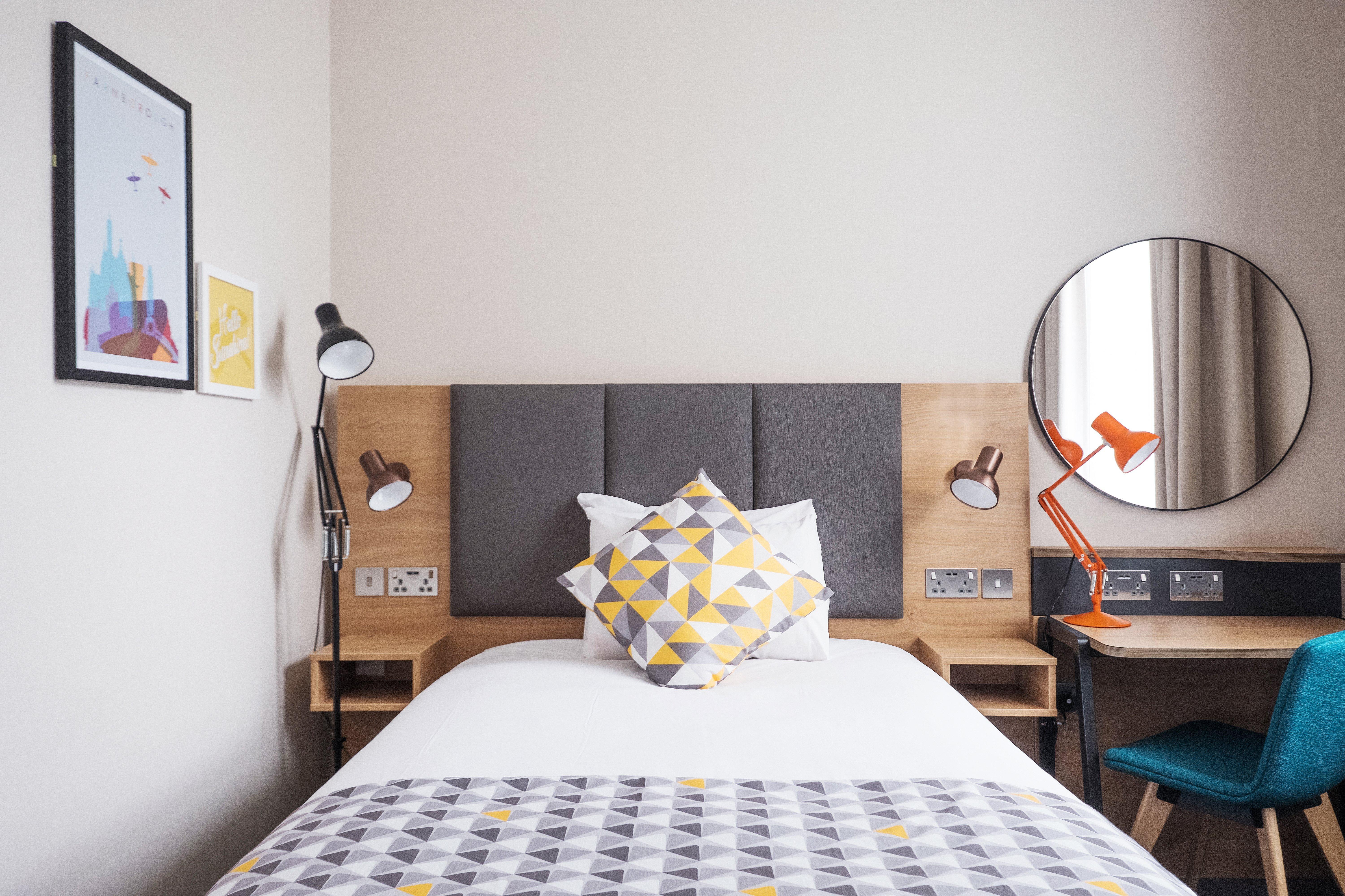 Holiday Inn Farnborough By Ihg Экстерьер фото