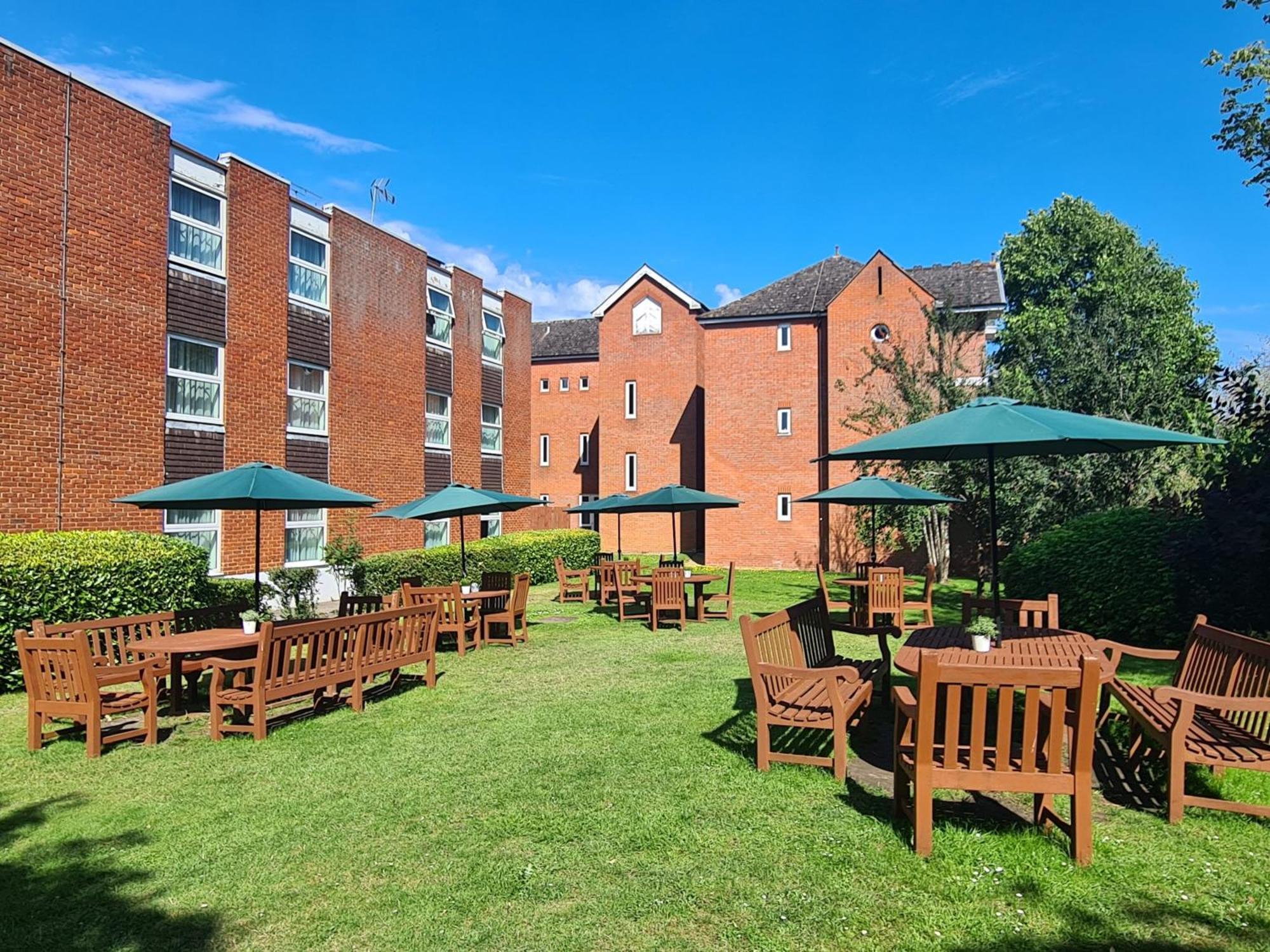 Holiday Inn Farnborough By Ihg Экстерьер фото