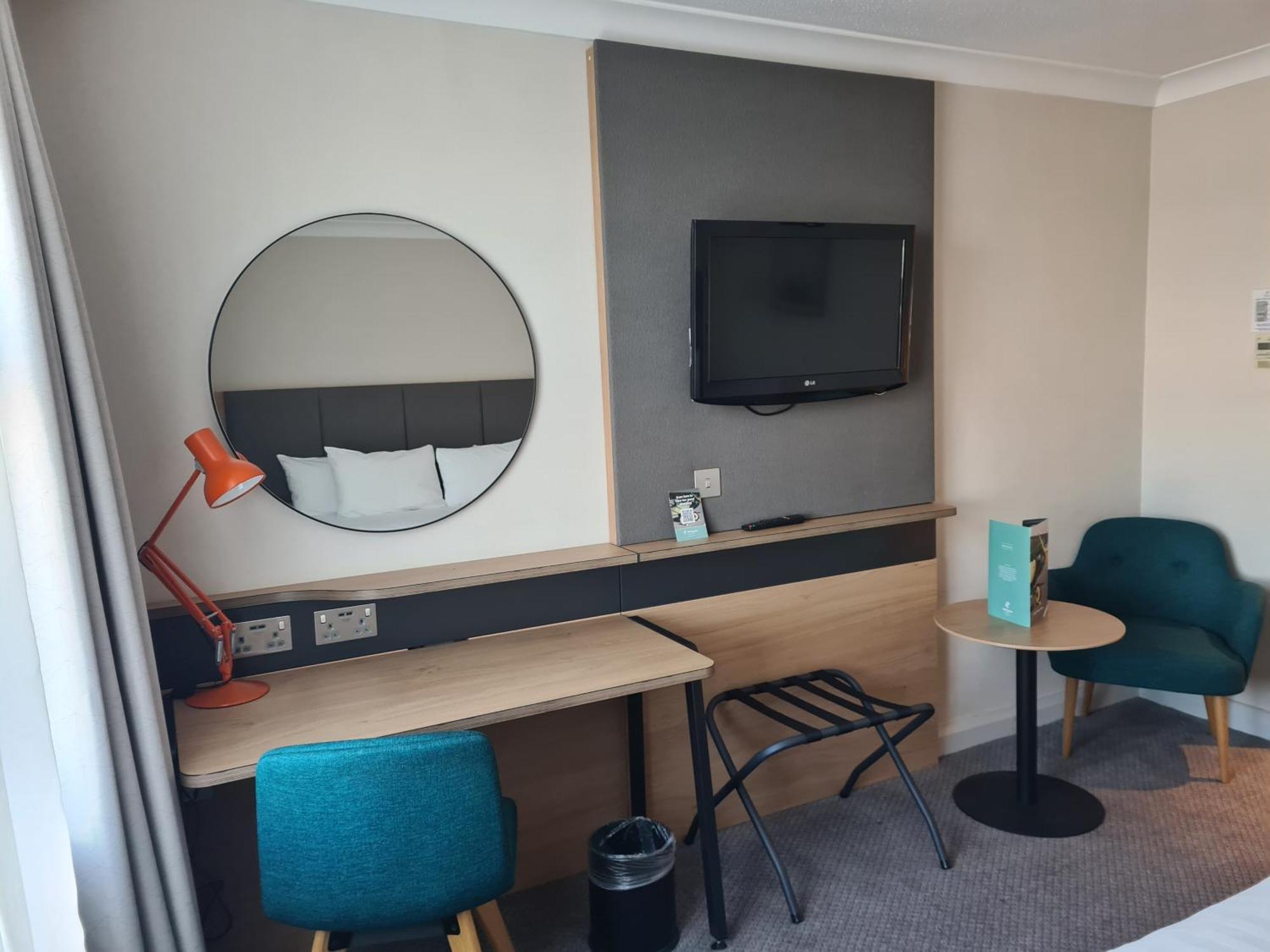 Holiday Inn Farnborough By Ihg Экстерьер фото