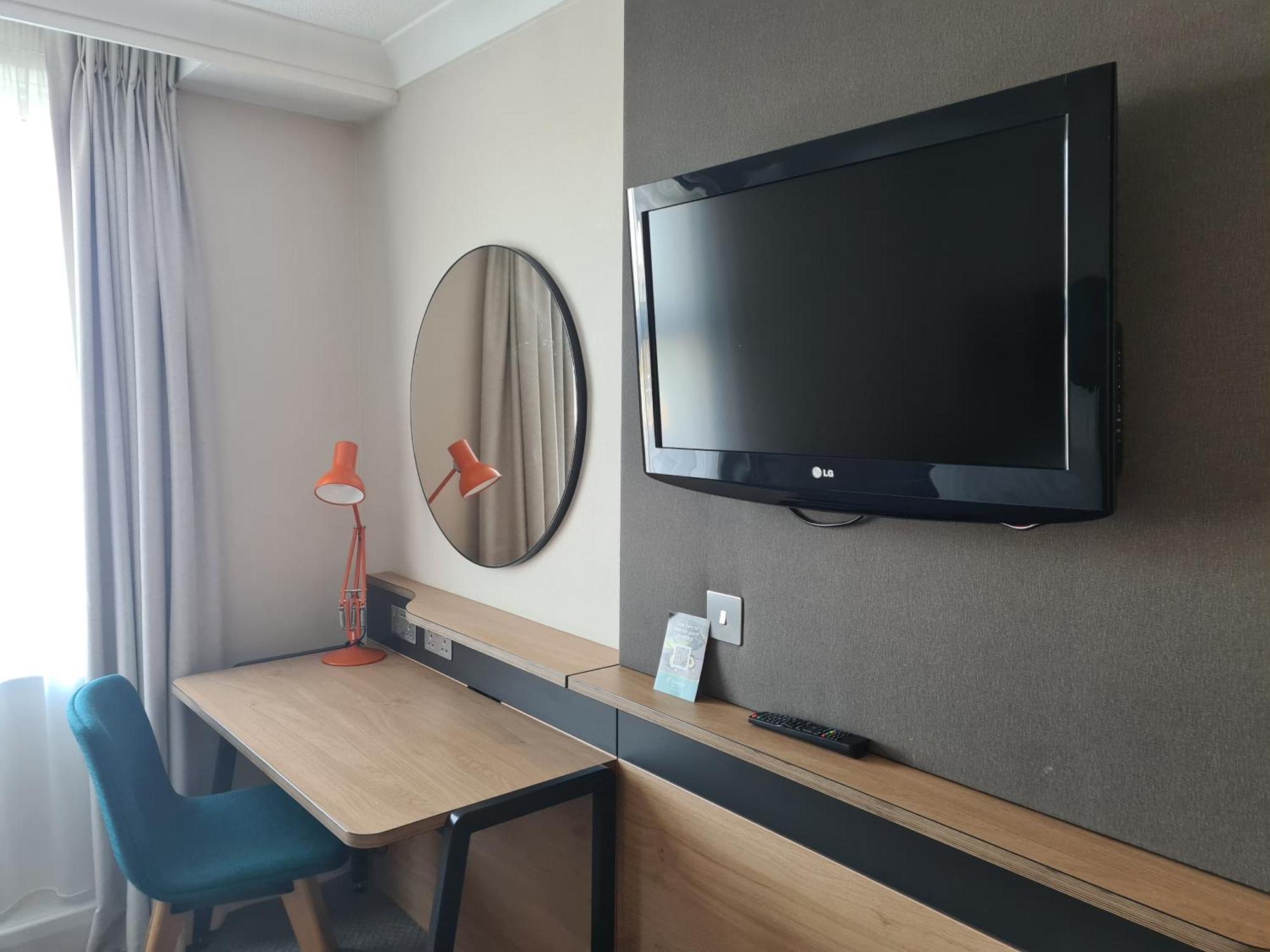 Holiday Inn Farnborough By Ihg Экстерьер фото