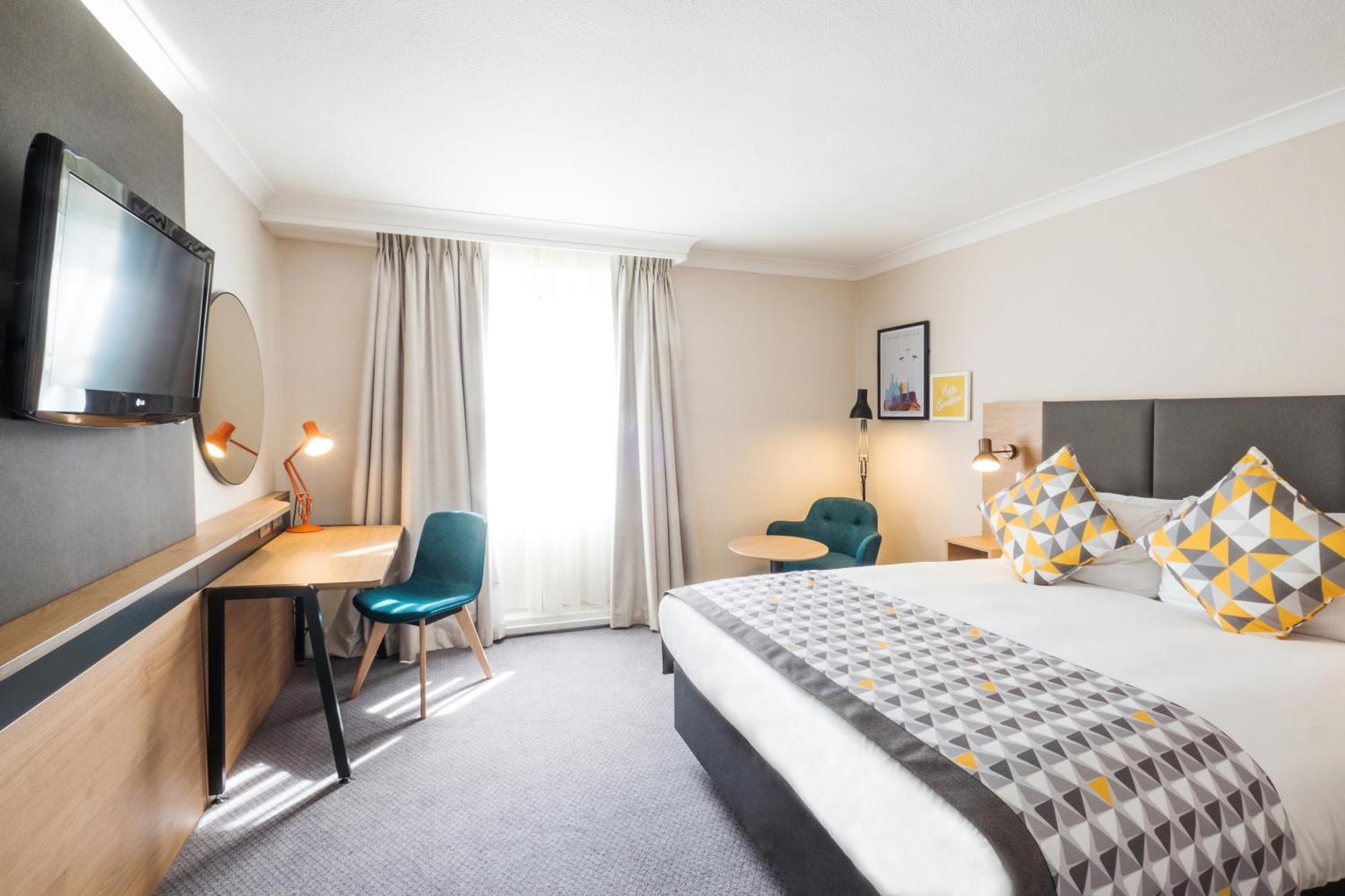 Holiday Inn Farnborough By Ihg Экстерьер фото