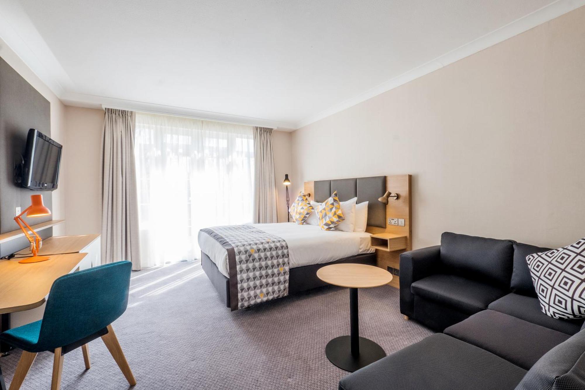 Holiday Inn Farnborough By Ihg Экстерьер фото