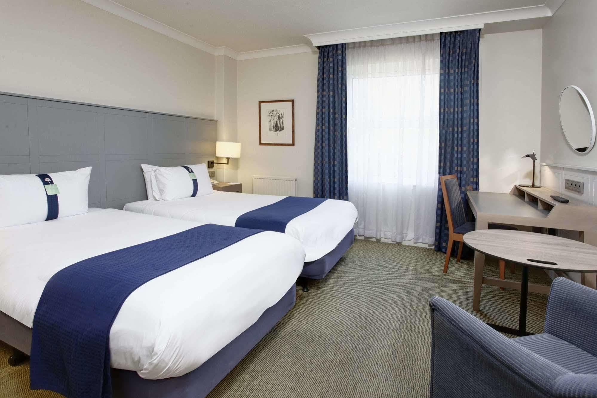Holiday Inn Farnborough By Ihg Экстерьер фото